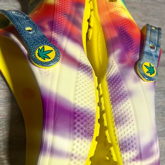 CROCS Half-Baked Classic Tie-Dye Yellow Men’s Slip-On Clog Sandals with Charms main image 5